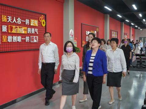 天下总工会女职工部莅临银娱优越会电气调研女职工事情