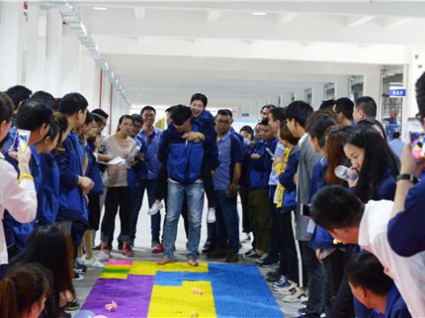 坚贞立志，，，，，，，，永葆精神，，，，，，，，勇猛领先，，，，，，，，不负青春